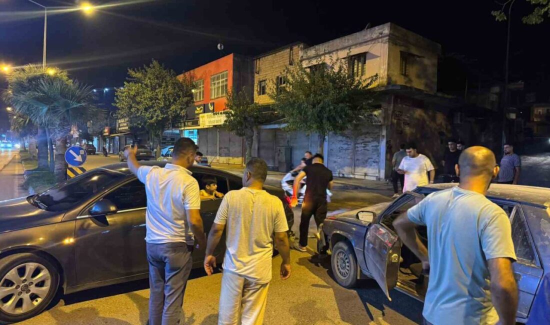 Hatay’ın Kırıkhan ilçesinde iki otomobilin karıştığı kaza anları kameraya yansıdı.