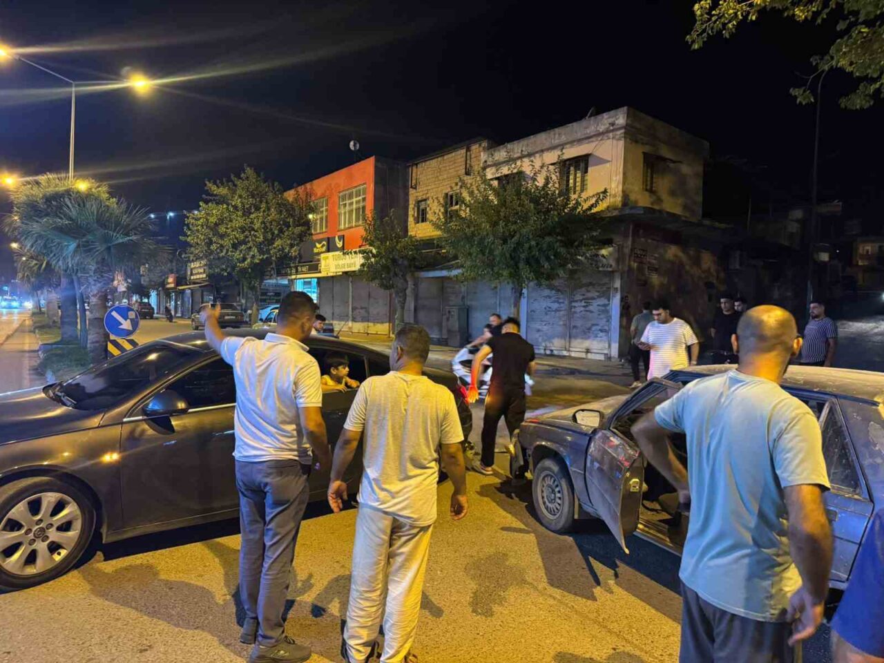 Hatay’ın Kırıkhan ilçesinde iki otomobilin karıştığı kaza anları kameraya yansıdı.