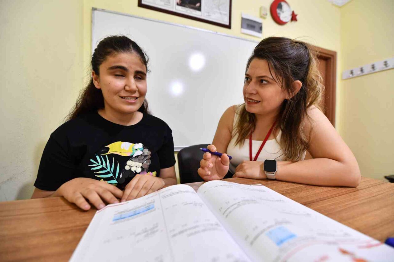 Mersin’de görme engelli 17 yaşındaki Nazalin Selvi, ailesi, öğretmenleri ve