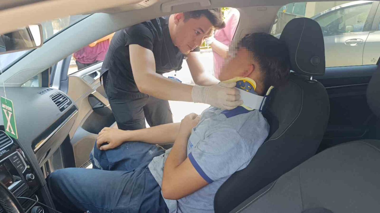 Antalya’nın Manavgat ilçesinde otomobille çarpışan plakasız elektrikli bisiklet sürücüsü yaralandı.