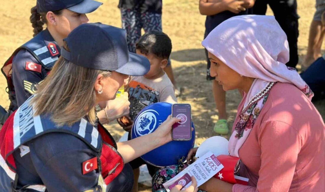 Aydın’ın Germencik ilçesinde incir hasadı yapan kadınları ziyaret eden jandarma