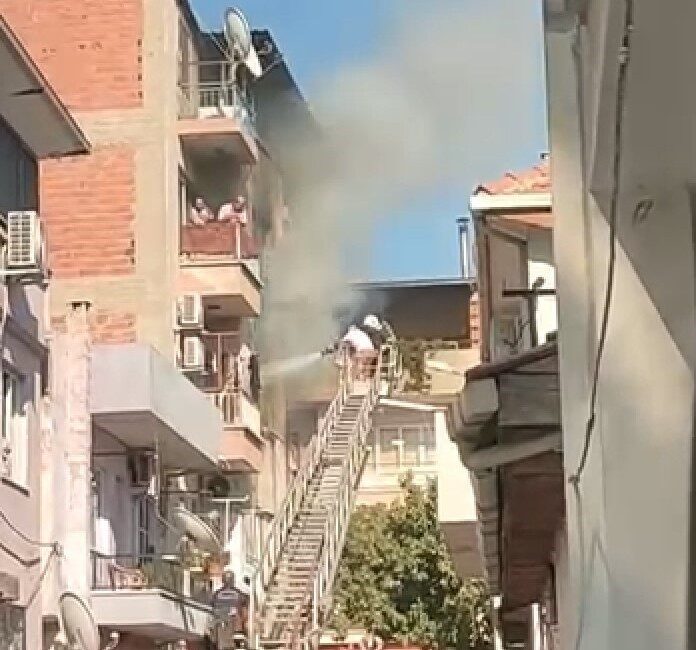 Aydın’ın İncirliova ilçesinde bir apartmanın ikinci katında çıkan yangında 2