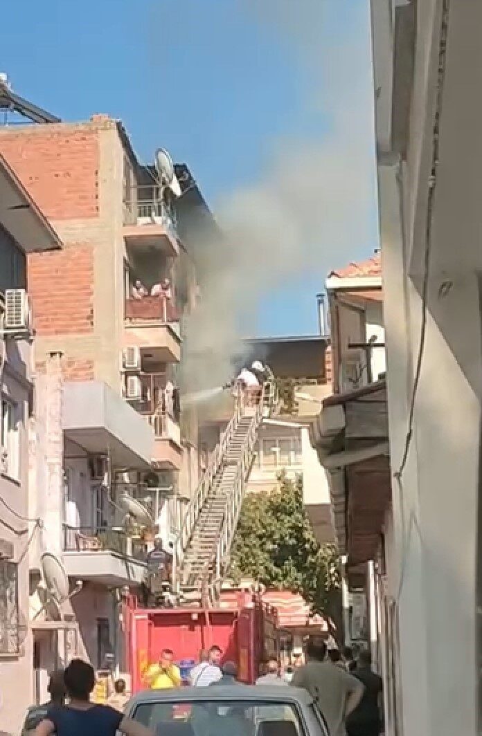 Aydın’ın İncirliova ilçesinde bir apartmanın ikinci katında çıkan yangında 2