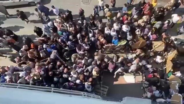 Bursa’da bir alışveriş mağazasının, yeni şubesinin açılışında yaptığı indirim ve