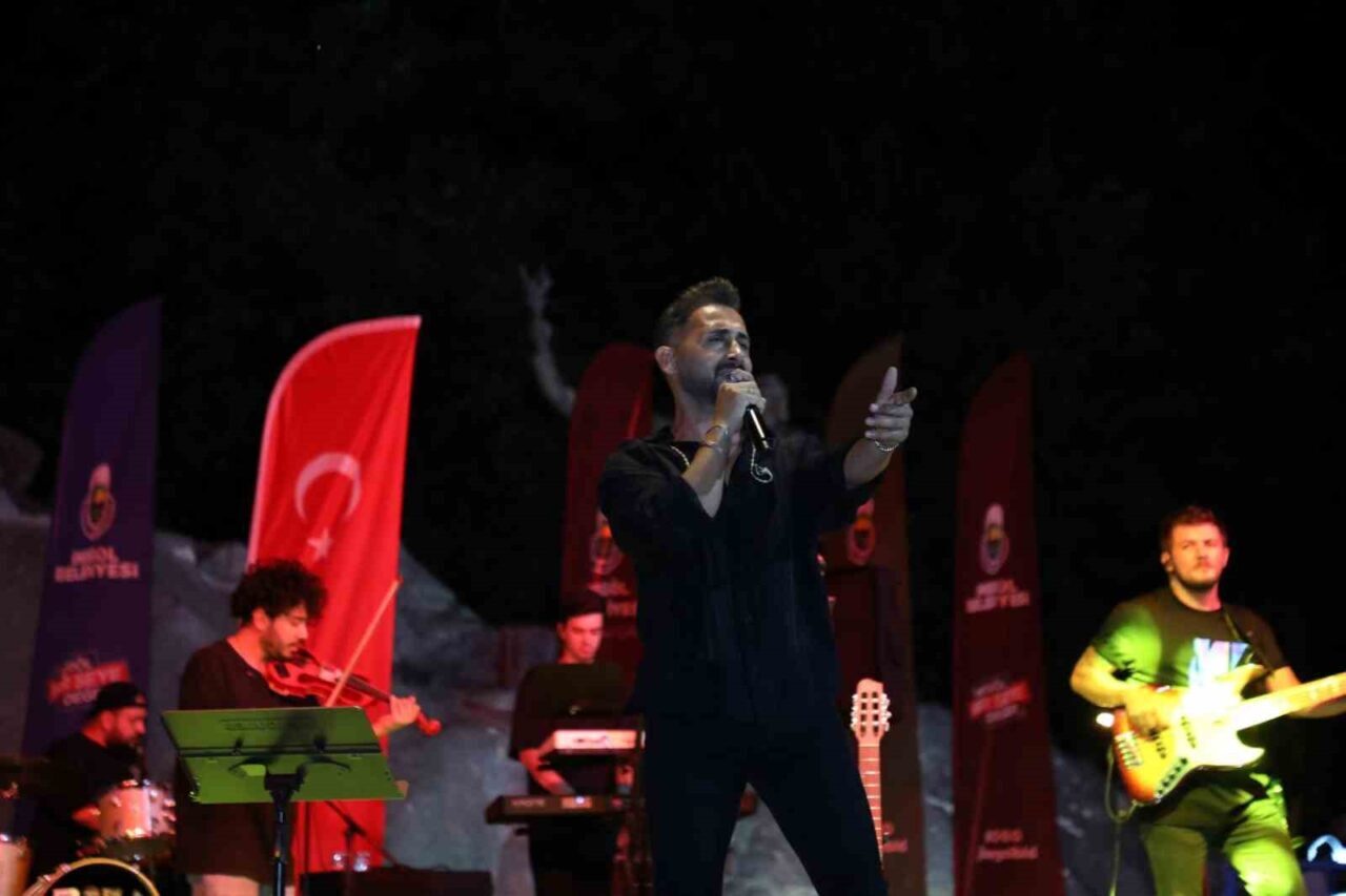 İnegöl Belediyesi’nin yaz etkinlikleri kapsamında düzenlenen Aydın Şahin konseri büyük