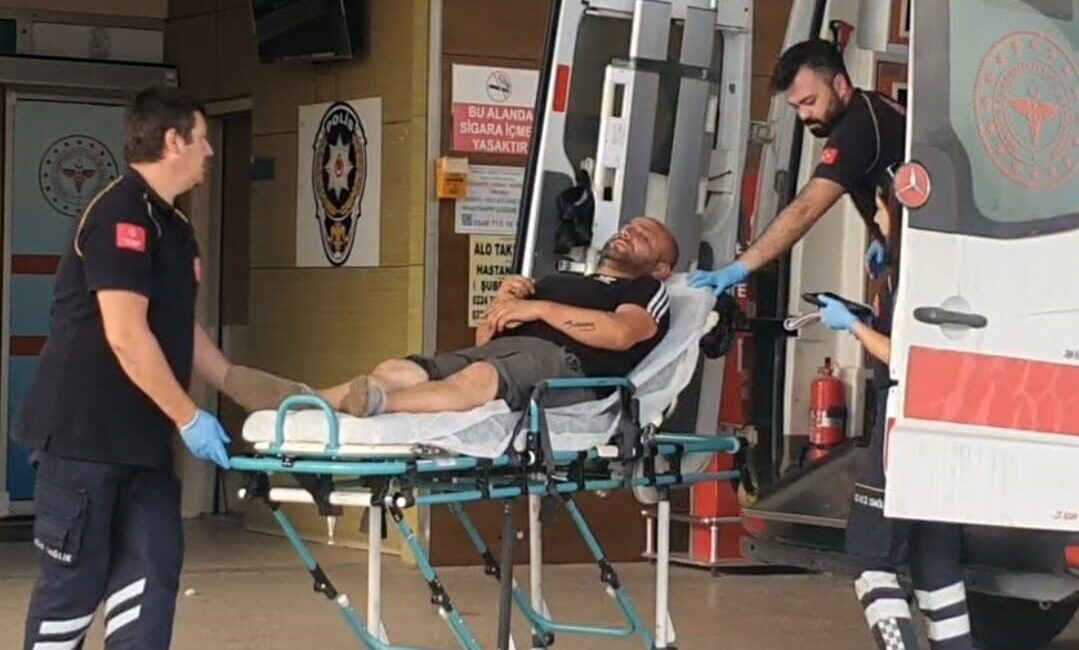 Bursa’nın İnegöl ilçesinde kum yüklü tırın yağış nedeniyle kayganlaşan yolda