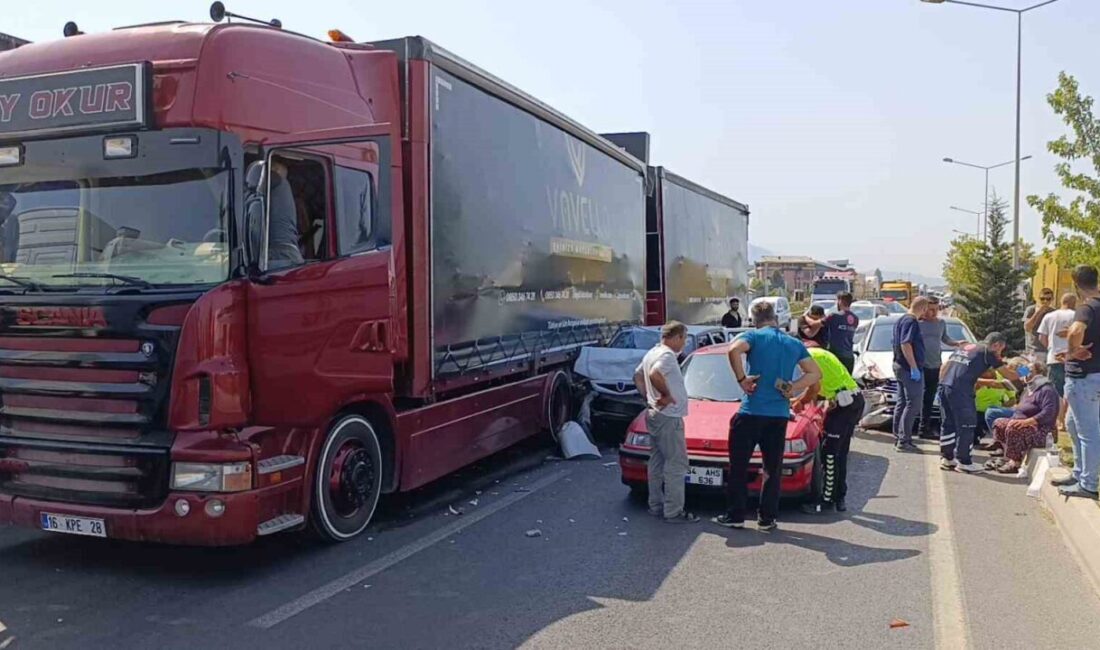 Bursa’nın İnegöl ilçesinde meydana gelen kazada otomobil, kırmızı ışıkta bekleyen