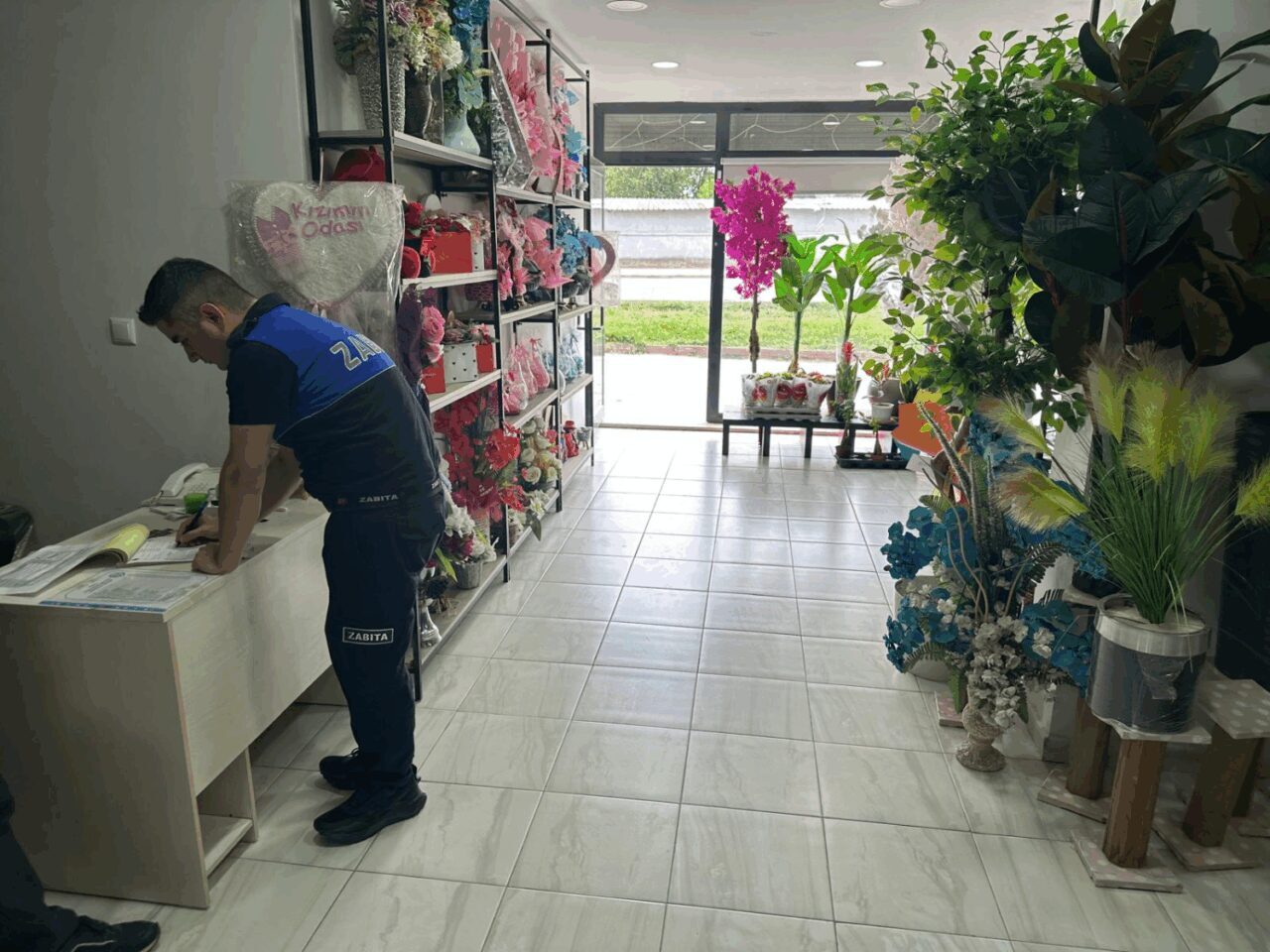 İnegöl Belediyesi Zabıta Müdürlüğü ekipleri, denetim faaliyetleri kapsamında çiçek satışı