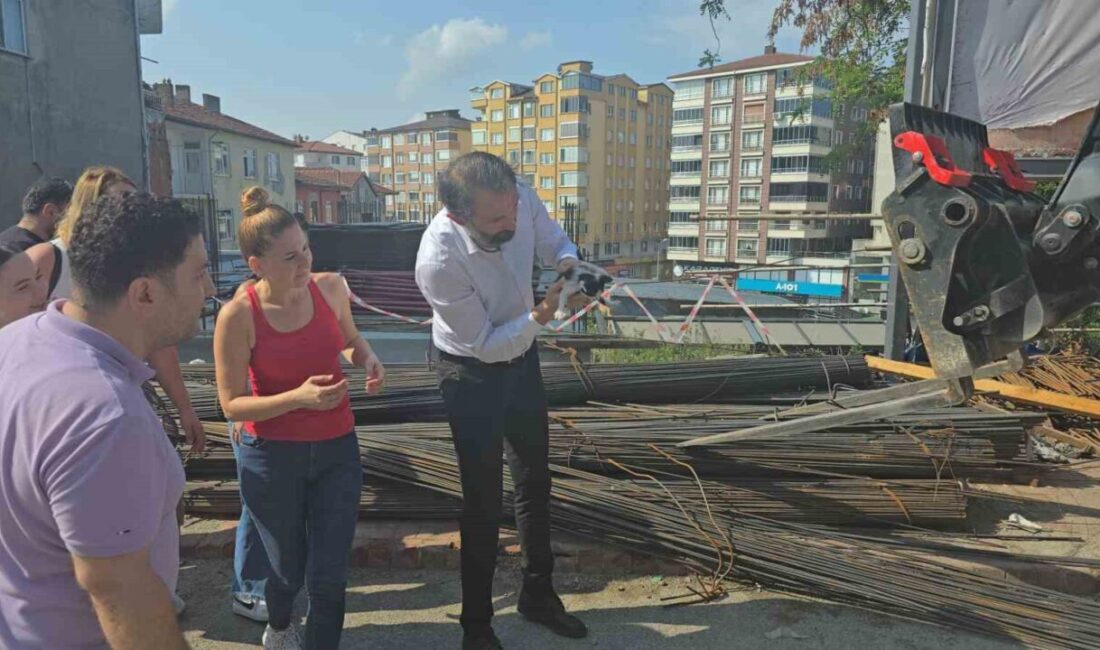 Zonguldak’ın Ereğli ilçesinde inşaat demirlerinin arasına sıkışan yavru kedi, çevredeki