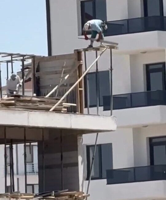 Elazığ’da herhangi bir önlem almadan inşaat halindeki binanın son katında