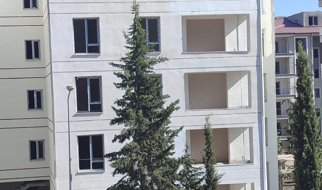 Adıyaman merkezde yapımı süren bir apartmanda, iş güvenliği kurallarına tamamen