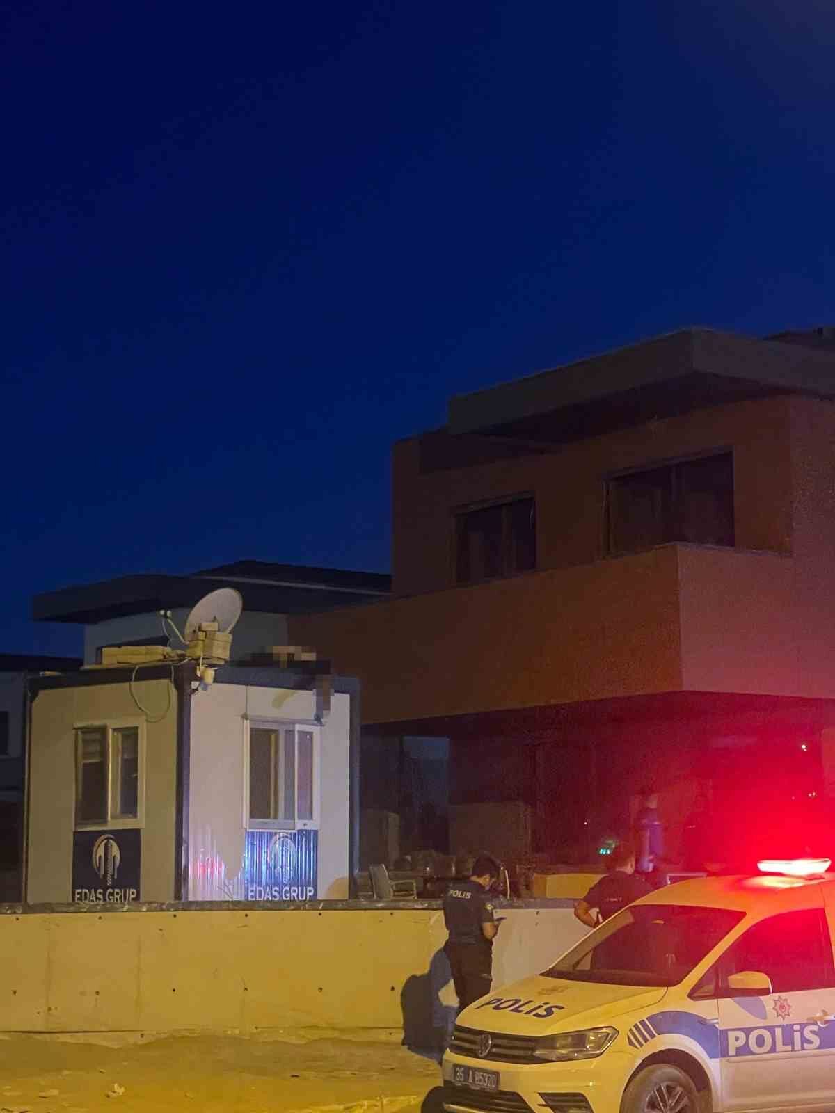 İzmir’in Çeşme ilçesinde inşaat alanındaki konteynerin üzerinde bir ceset bulundu.