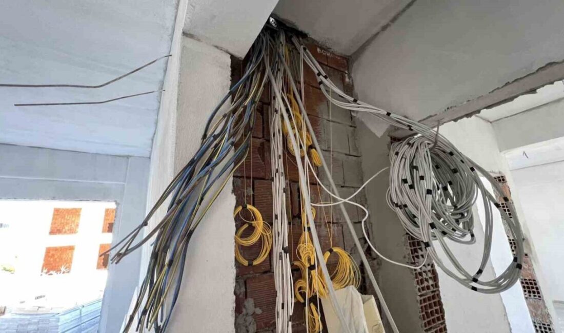 Sakarya’nın Kaynarca ilçesinde inşası devam eden binadan yaklaşık 150 bin