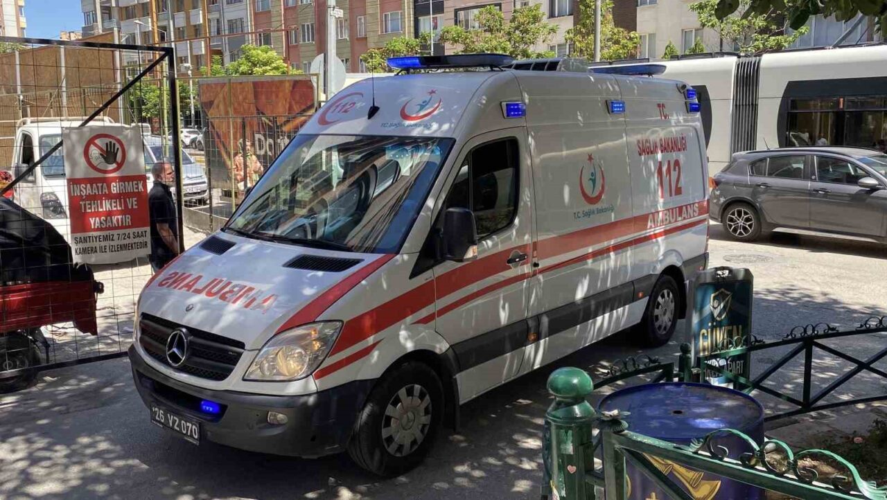 Eskişehir’de inşaattan düşerek yaralanan işçi hastaneye kaldırıldı. Olay, saat 12.00