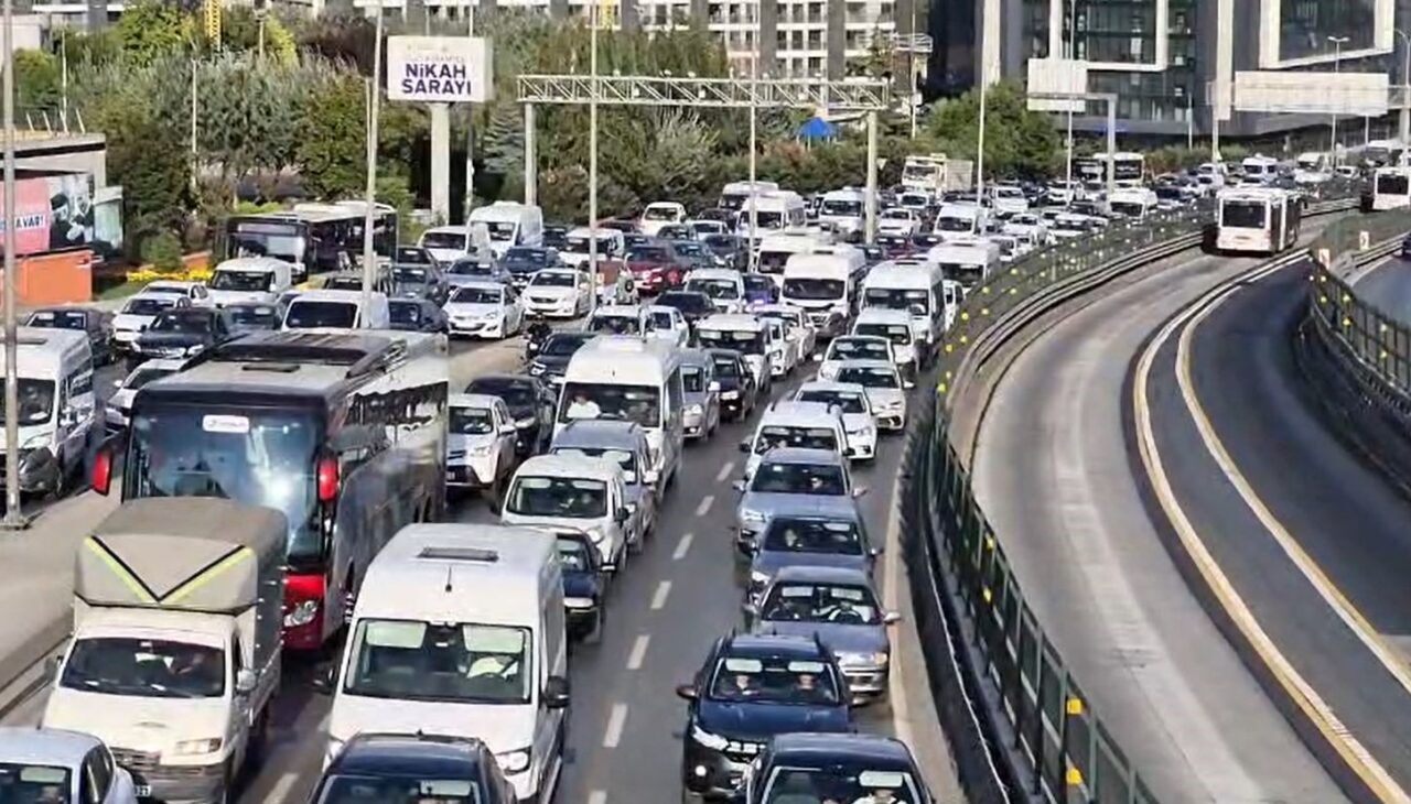 Küçükçekmece’de E-5 üzerindeki bir üst geçide çıkan şahıs intihara kalkıştı.