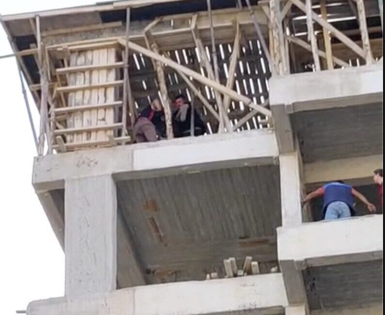 Çorum’un Sungurlu ilçesinde bir inşaatın üst katına çıkarak intihar girişiminde