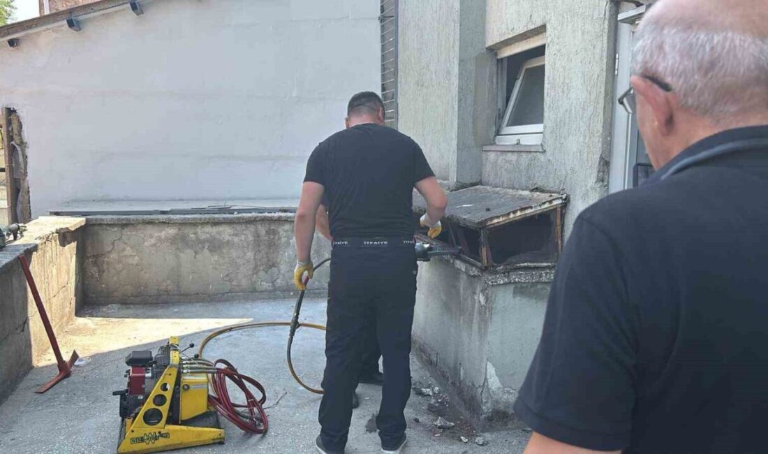 Karabük’te bir iş hanının havalandırma boşluğuna düşerek mahsur kalan kediyi