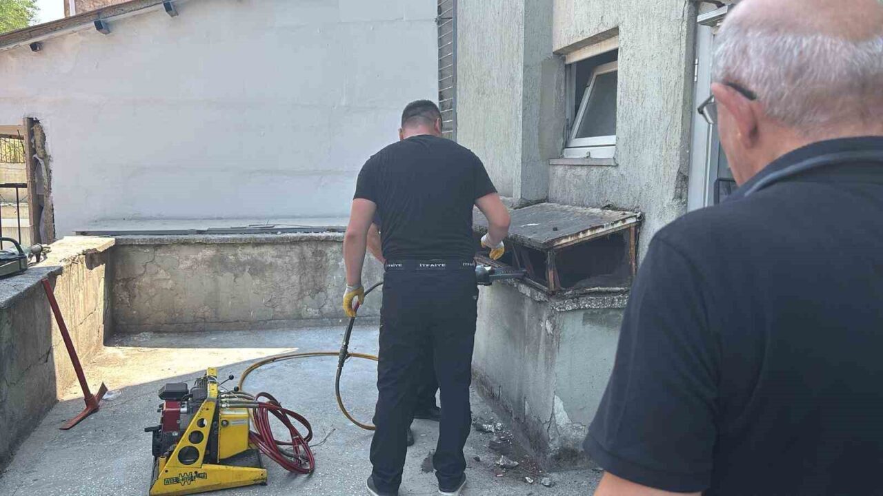 Karabük’te bir iş hanının havalandırma boşluğuna düşerek mahsur kalan kediyi