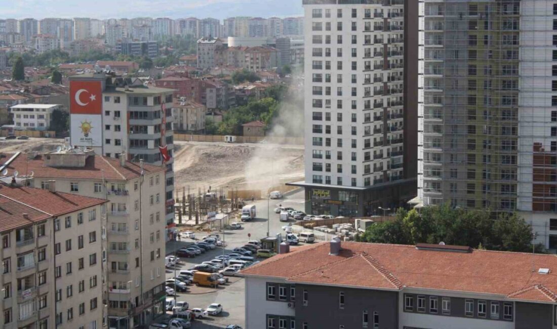 Kayseri’nin Kocasinan ilçesinde inşaat alanında çalışan iş makinesi, doğalgaz borusunu