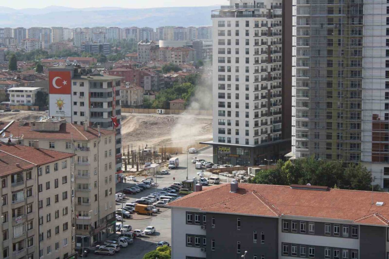Kayseri’nin Kocasinan ilçesinde inşaat alanında çalışan iş makinesi, doğalgaz borusunu