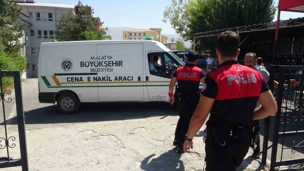 Malatya’da bir şantiyede çalışma yaptığı esnada devrilen iş makinesinin altında