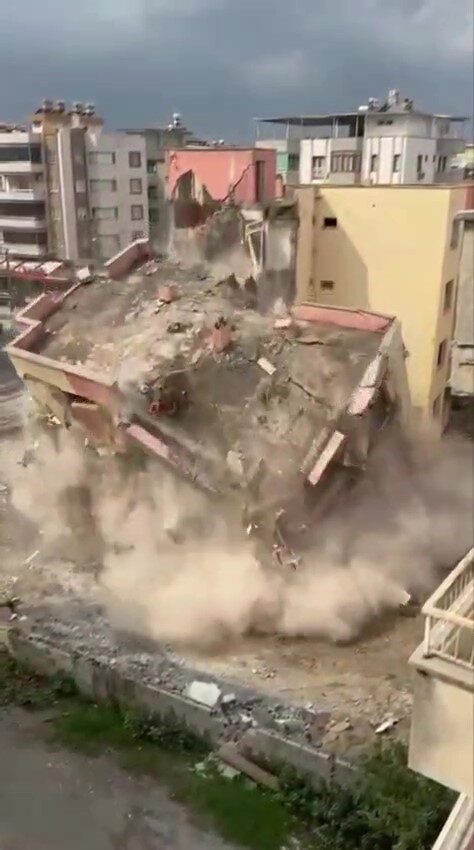 Hatay’ın Dörtyol ilçesinde bulunan 4 katlı bina, iş makinesinin dokunuşuyla