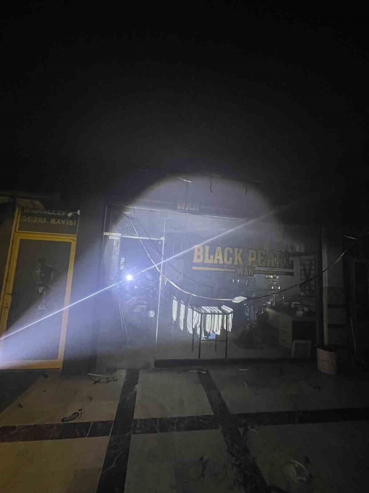 Van’ın İpekyolu ilçesindeki bir iş merkezinde çıkan yangında 4 dükkan