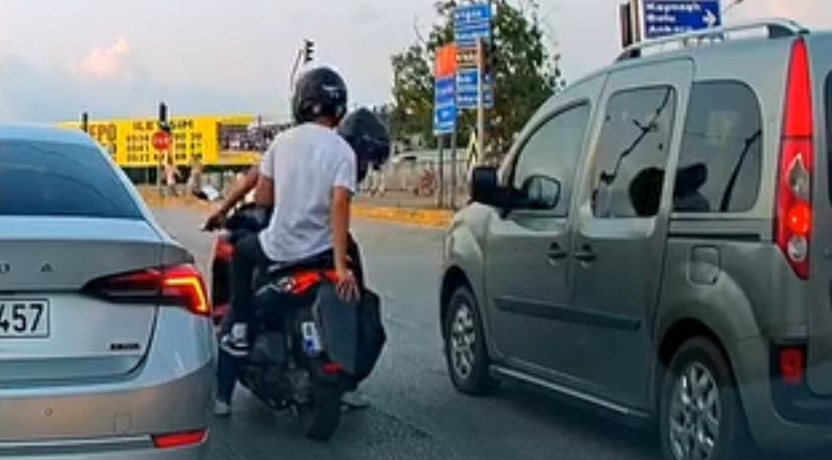 Düzce’de kırmızı ışık ihlali yapmak için arkadaşından yardım isteyen sürücü