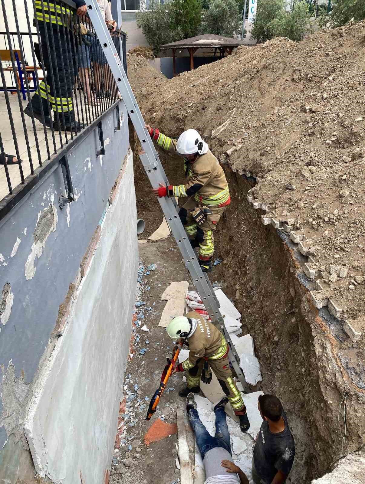 Hatay’da 4 metre derinliğindeki inşaat boşluğuna düşen vatandaş yaralandı. Olay,