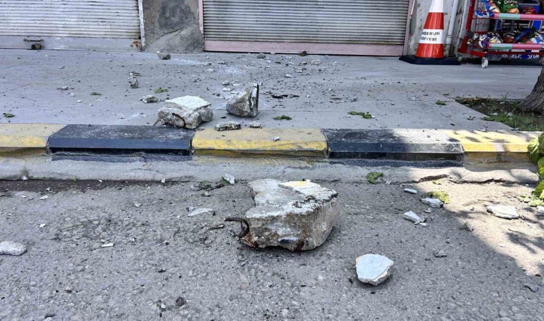Hatay’ın İskenderun ilçesinde, eski bir binadan kopan taş parçaları kaldırıma