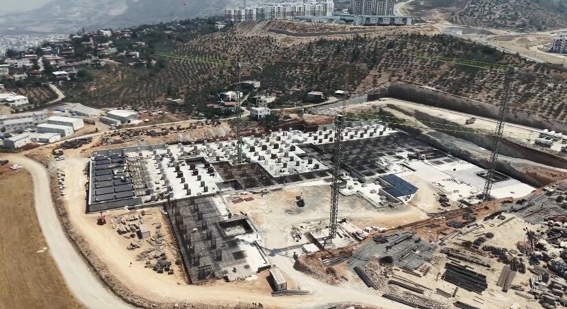 Hatay’ın İskenderun ilçesinde yapımı süren 600 yataklı devlet hastanesi, sismik