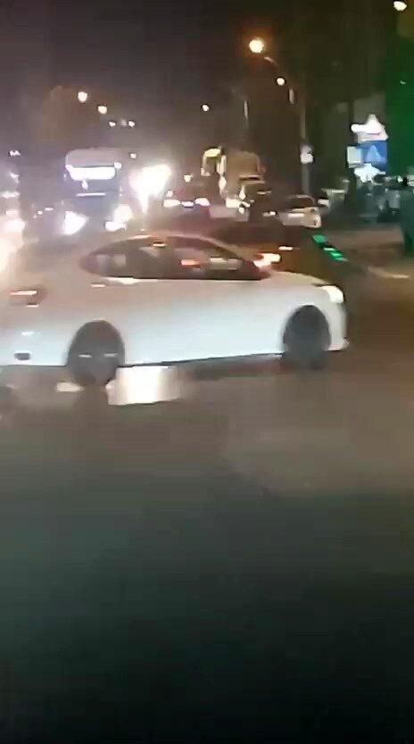 Kocaeli’nin Gebze ilçesinde işlek caddede “drift” yaparak trafiği tehlikeye düşüren
