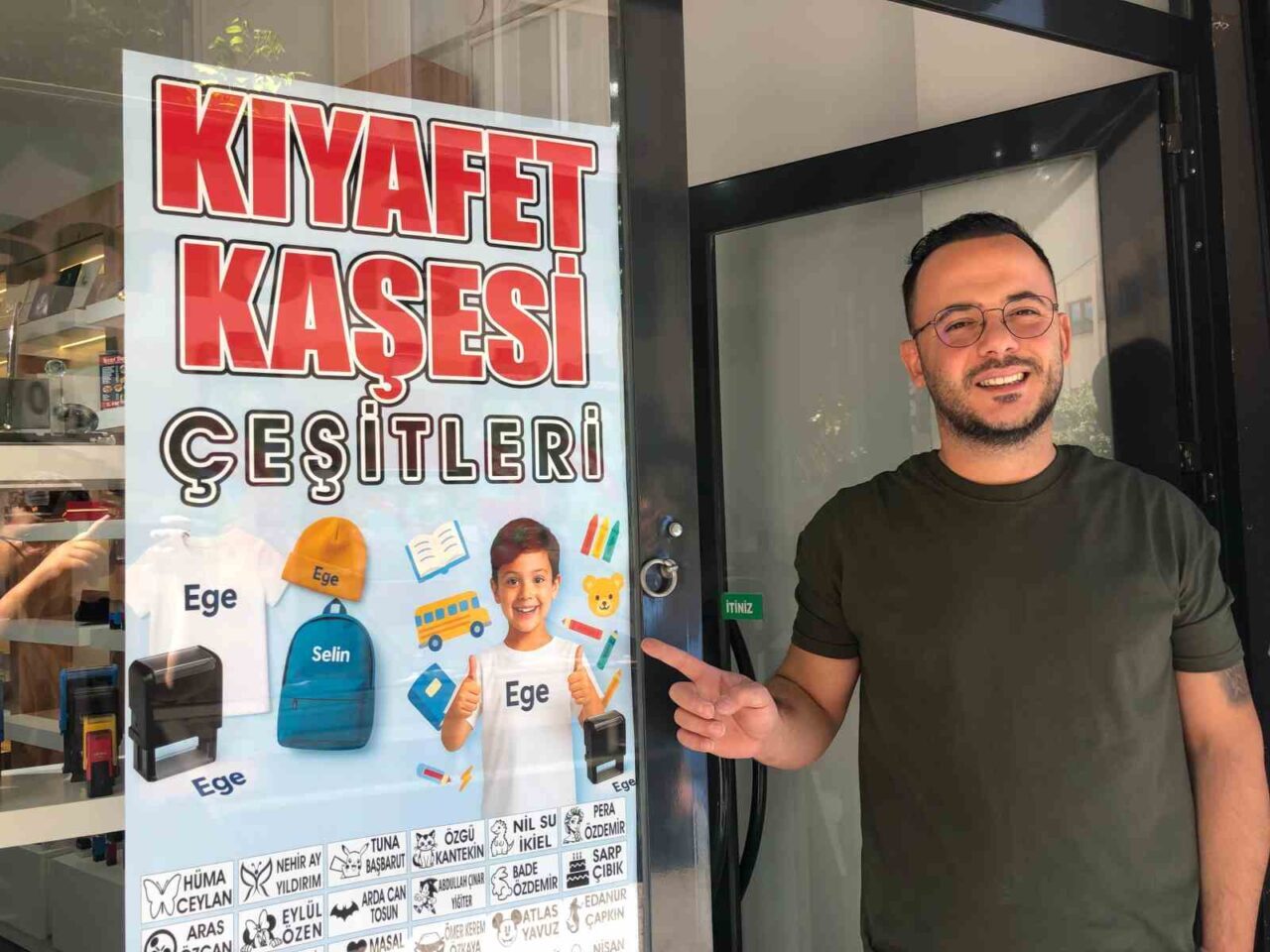 Öğrencilerin okul eşyalarının karışmaması için üretilen isme özel kaşeler yoğun