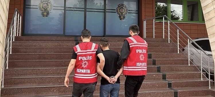 Isparta’da 4 ayrı suçtan 10 yıl hapis cezasıyla aranan şahıs