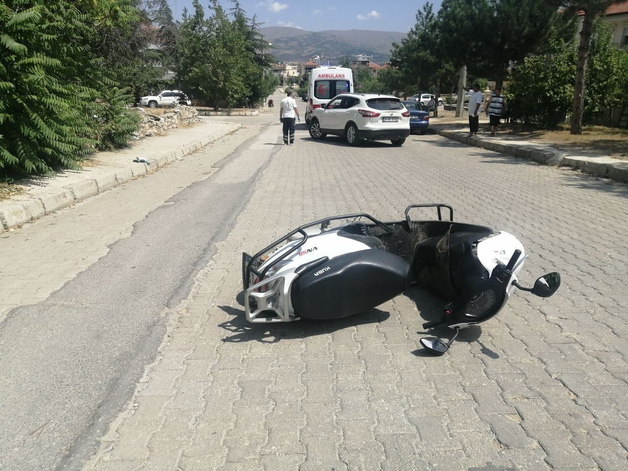 Isparta’nın Yalvaç ilçesinde, sürücüsünün direksiyon hakimiyetini kaybetmesi sonucu motosikletin devrildiği