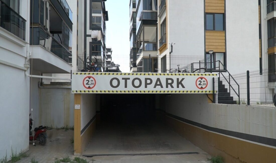 Isparta’nın Zafer Mahallesi’nde sabaha karşı bir sitede park halindeki araçlara