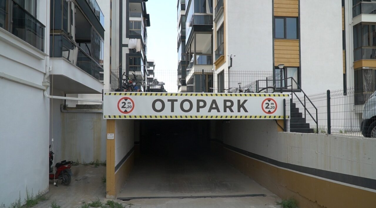 Isparta’nın Zafer Mahallesi’nde sabaha karşı bir sitede park halindeki araçlara