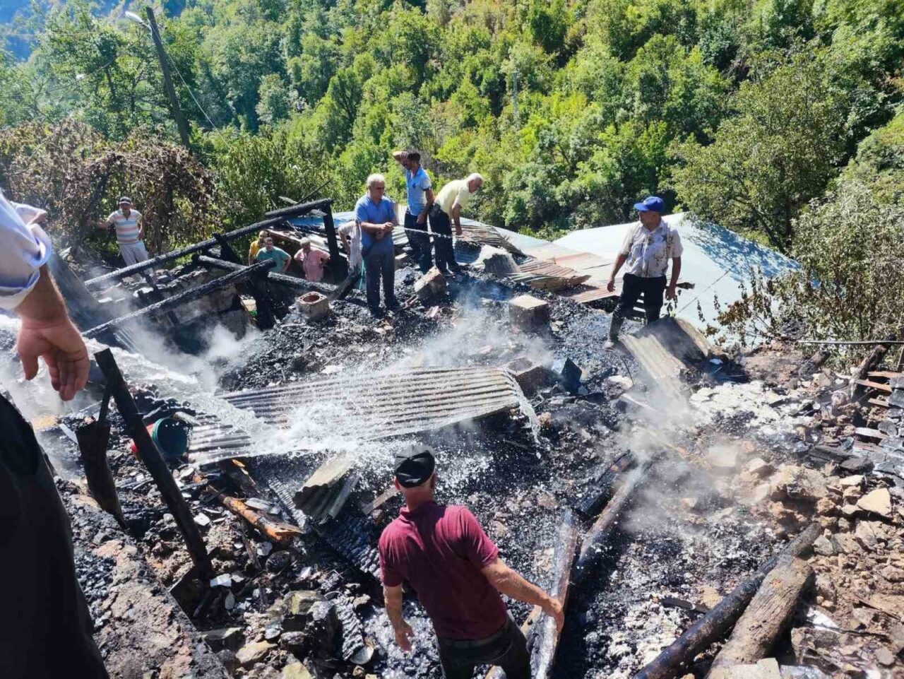 Erzurum’un İspir ilçesine bağlı Üzümbagı Köyü’nde çıkan yangın, büyük paniğe