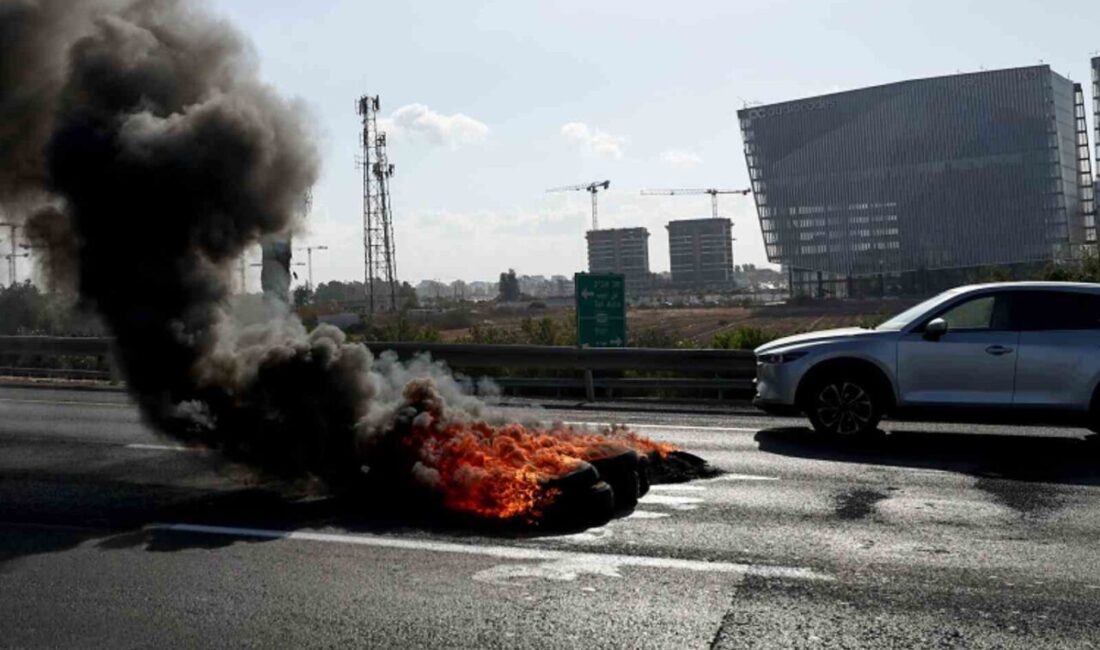 İsrail’de protestocular, sabahın erken saatlerinde ülkedeki işlek otoyolları trafiğe kapatarak,