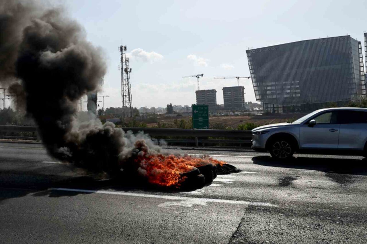 İsrail’de protestocular, sabahın erken saatlerinde ülkedeki işlek otoyolları trafiğe kapatarak,