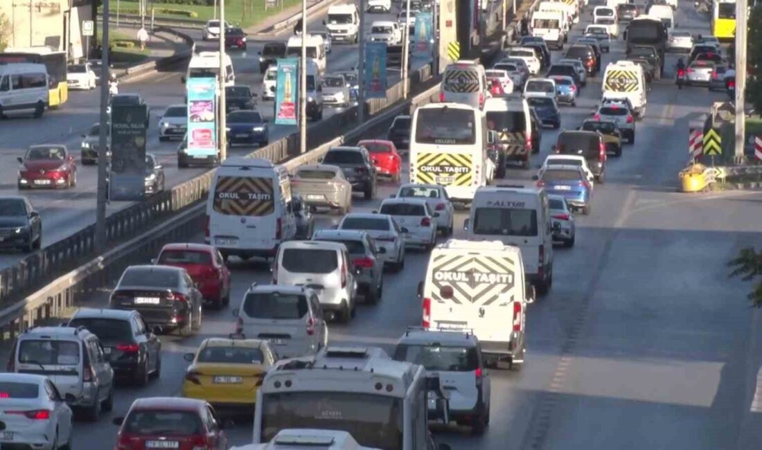 İstanbul’da iş çıkış saatinde trafik yoğunluğu yaşandı. Trafik yoğunluğu yüzde