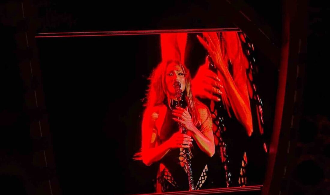 Dünyaca ünlü ABD’li şarkıcı Jennifer Lopez İstanbul Festivali’nde müzikseverlerle buluştu.