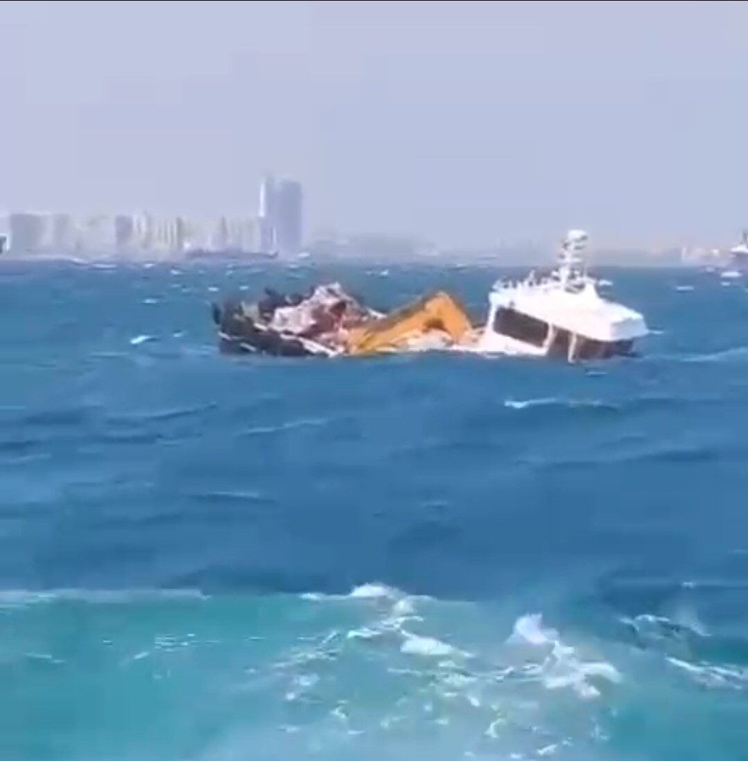 İstanbul’da etkili olan kuvvetli fırtınaya rağmen denize açılan bir gemi