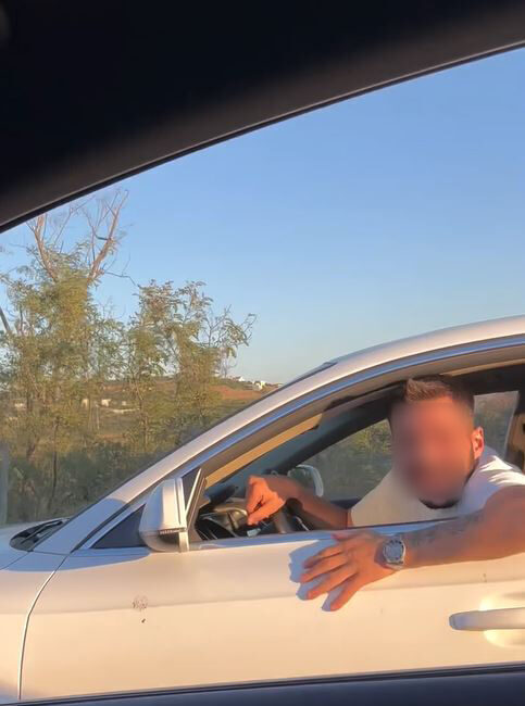 İstanbul’da bir sürücü makas atarak trafiği tehlikeye soktu. Hem kendi