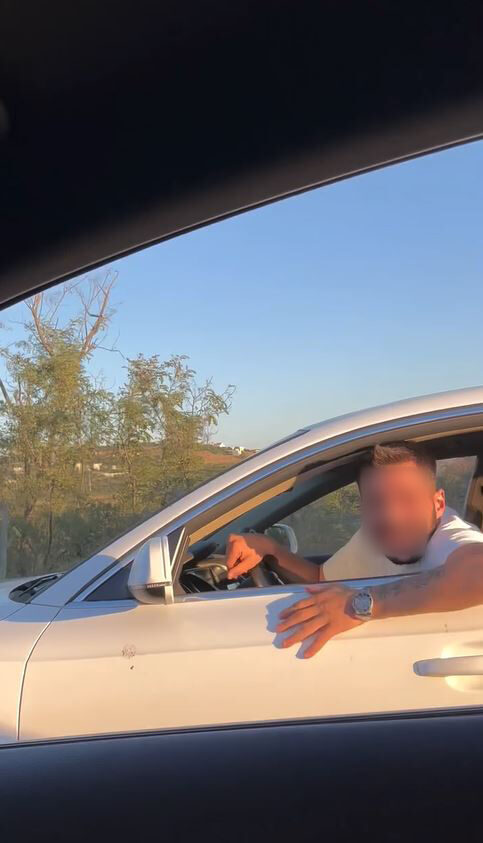 İstanbul’da bir sürücü makas atarak trafiği tehlikeye soktu. Hem kendi