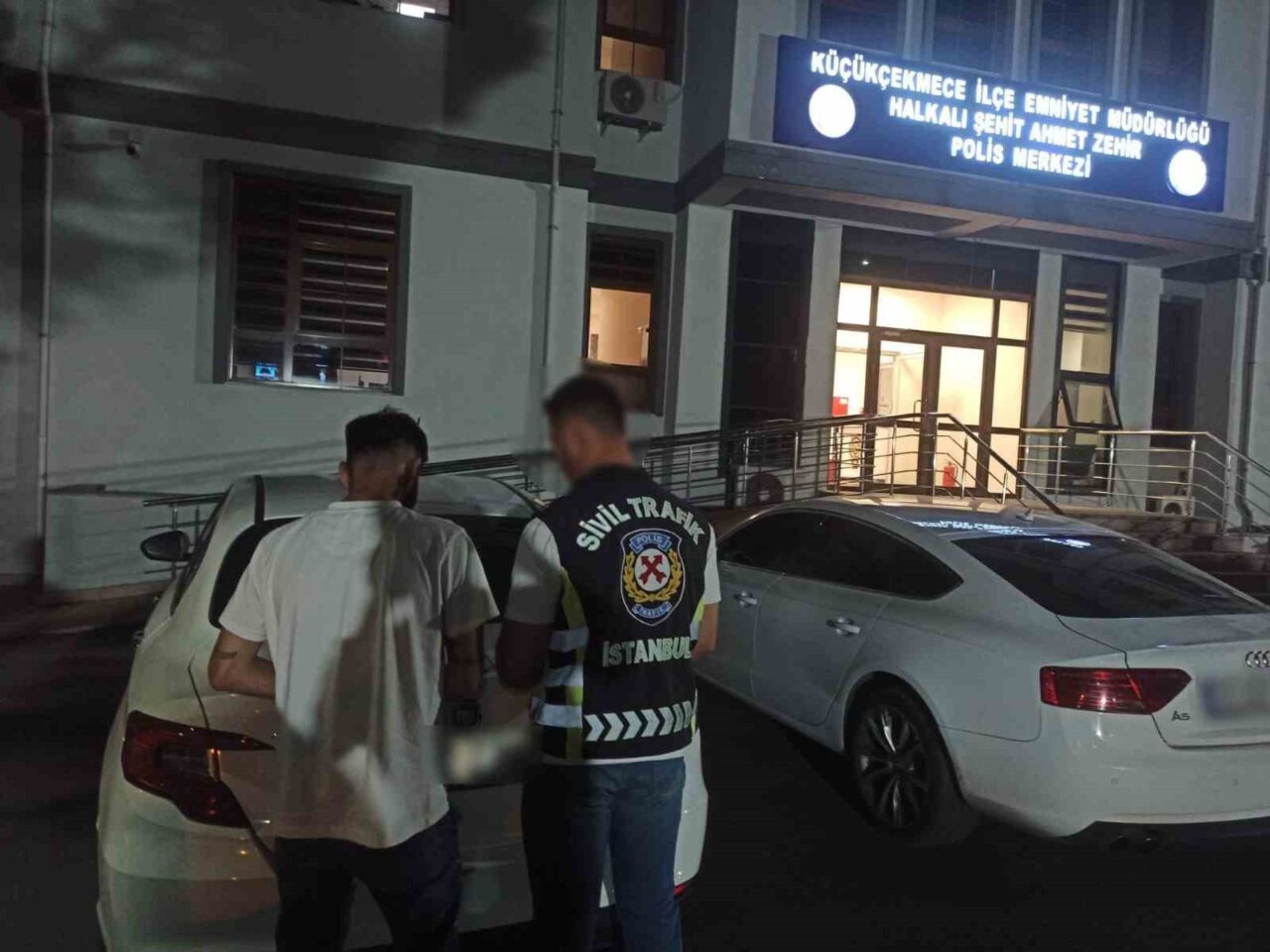 İstanbul’da trafikte makas atarak ilerleyen sürücü polis ekipleri tarafından yakalandı.