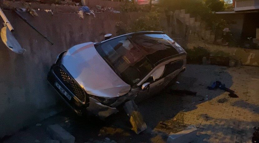 İstanbul Sancaktepe’de sürücüsünün direksiyon hakimiyetini kaybettiği otomobil, bir apartmanın bahçesine