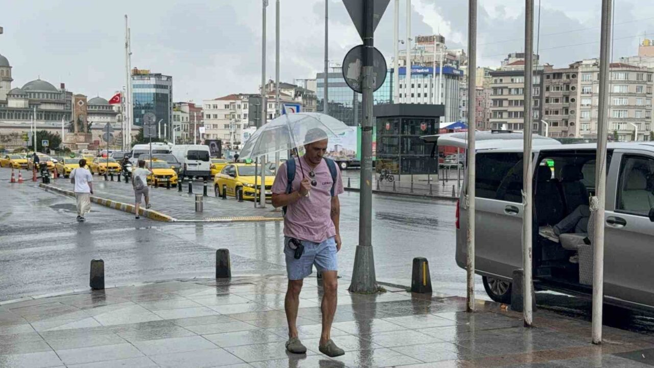 Hava sıcaklıklarının mevsim normallerinin üzerinde seyrettiği İstanbul’da yağmur etkili oldu.