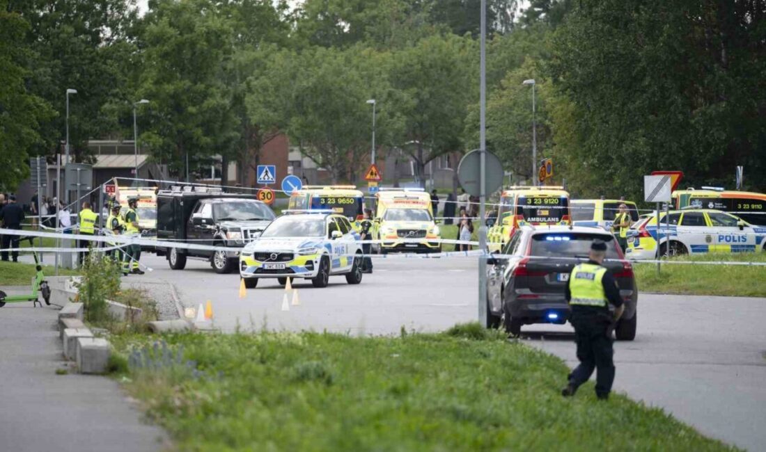 İsveç’in Örebro kentinde cuma namazı sonrası bir caminin dışında gerçekleştirilen
