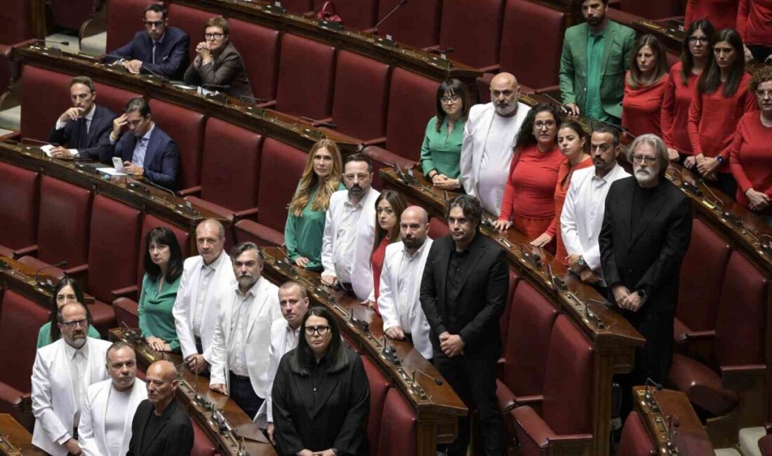 İtalya’da muhalefetteki 5 Yıldız Hareketi (M5S) milletvekilleri, parlamento oturumuna Filistin